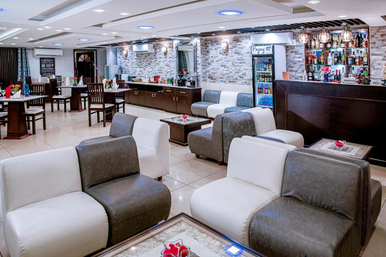 Serena Hotel Дуала Экстерьер фото